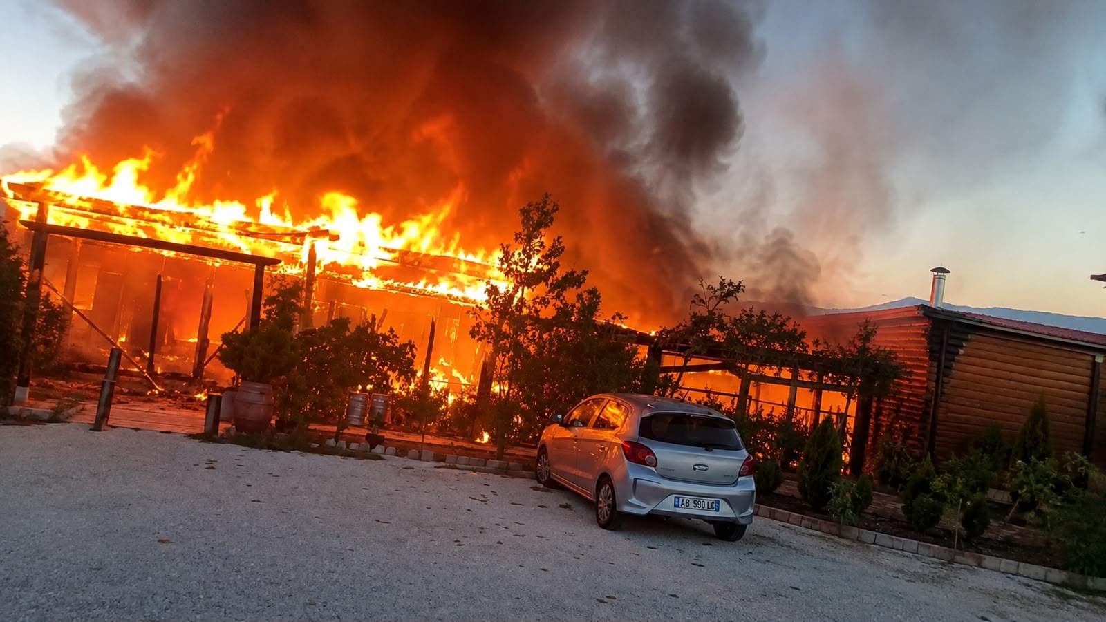 Zjarr i fuqishëm në Mesopotam Agroturizëm, shkrumbohet restoranti i resortit – VIDEO