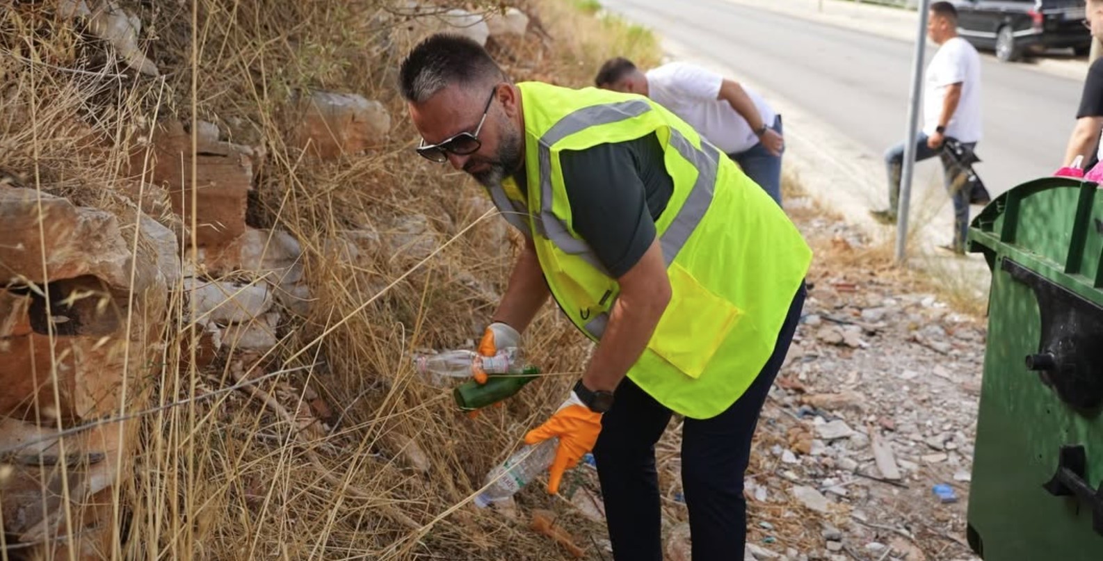 Olti Çaçi vesh dorezat dhe i përvishet punës për pastrimin e Sarandës
