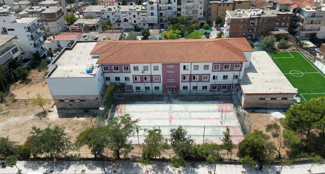 LAJM I MIRË/ Qytetarët në Sarandë reagojnë, kundërshtojnë parkingun në territorin e gjimnazit