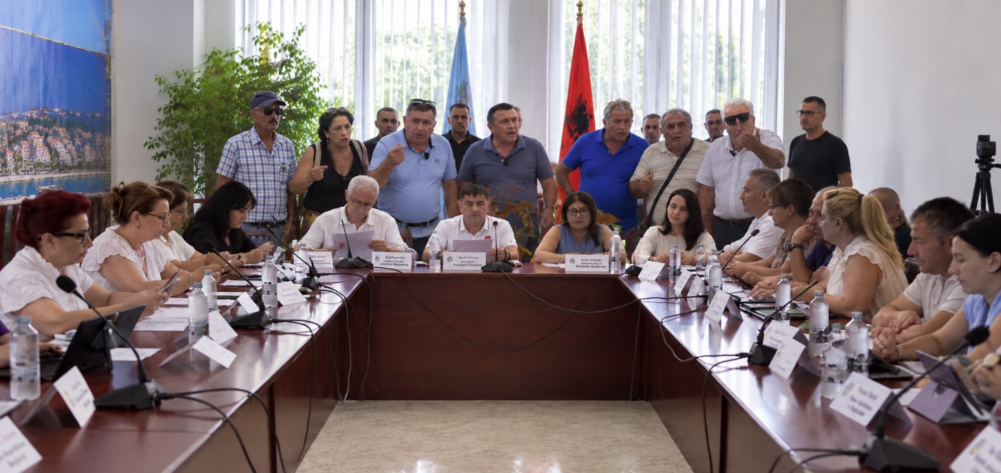 Banorët sërish në protestë në Këshillin Bashkiak, kërkojnë zgjidhje për linjën Delvinë–Sarandë
