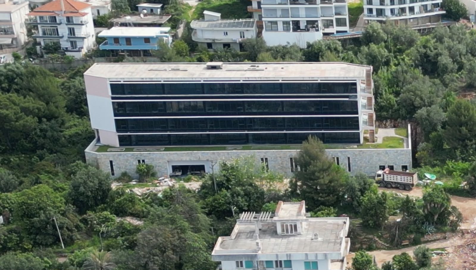 Saranda edhe këtë vit me mësim me dy turne, premtimi për Eko Kampusin mbetet në letër