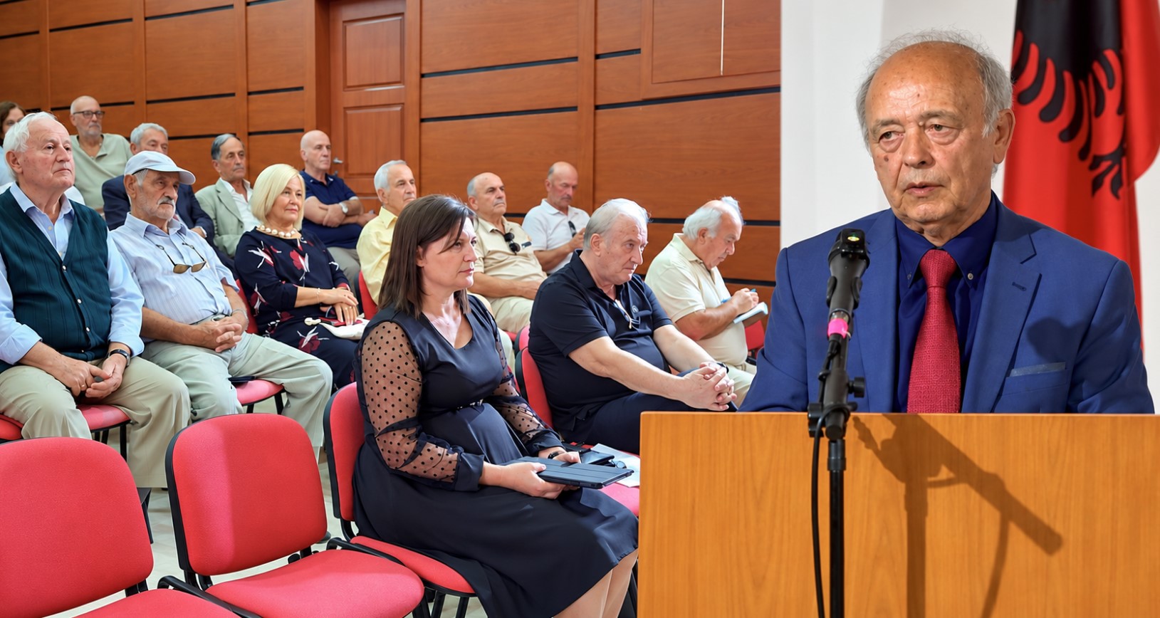 Iliaz Bobaj promovon në Sarandë librin me poezi “Të tjerat kuptohen” – VIDEO