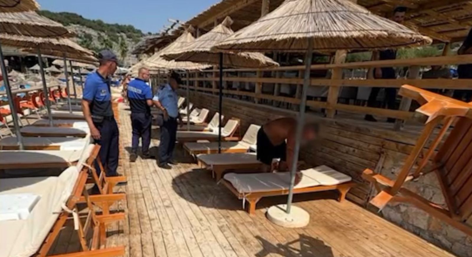 Punime pa leje pranë plazhit, arrestohet 47-vjeçari në Sarandë. Pezullohet edhe polici