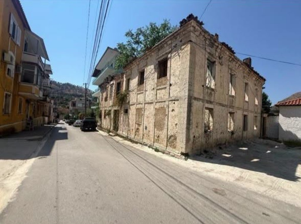 Shitet shtëpi 2-katëshe në Delvinë. Çmimi 10 milionë lekë