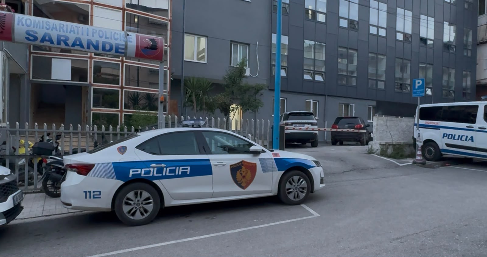 Denoncimi tronditës: Të arrestuarit morën peng efektivin brenda Komisariatit të Sarandës
