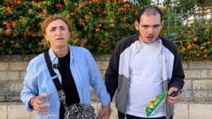 Rrëfimi që të këput shpirtin i Alida Metaj në Sarandë: “Djalin e lë të mbyllur me çelës në shtëpi që të shkoj në punë”