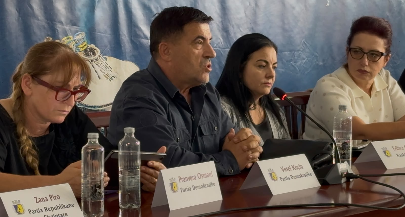 Debat për pronat në Këshillin Bashkiak Sarandë, të djathtët braktisin mbledhjen – VIDEO