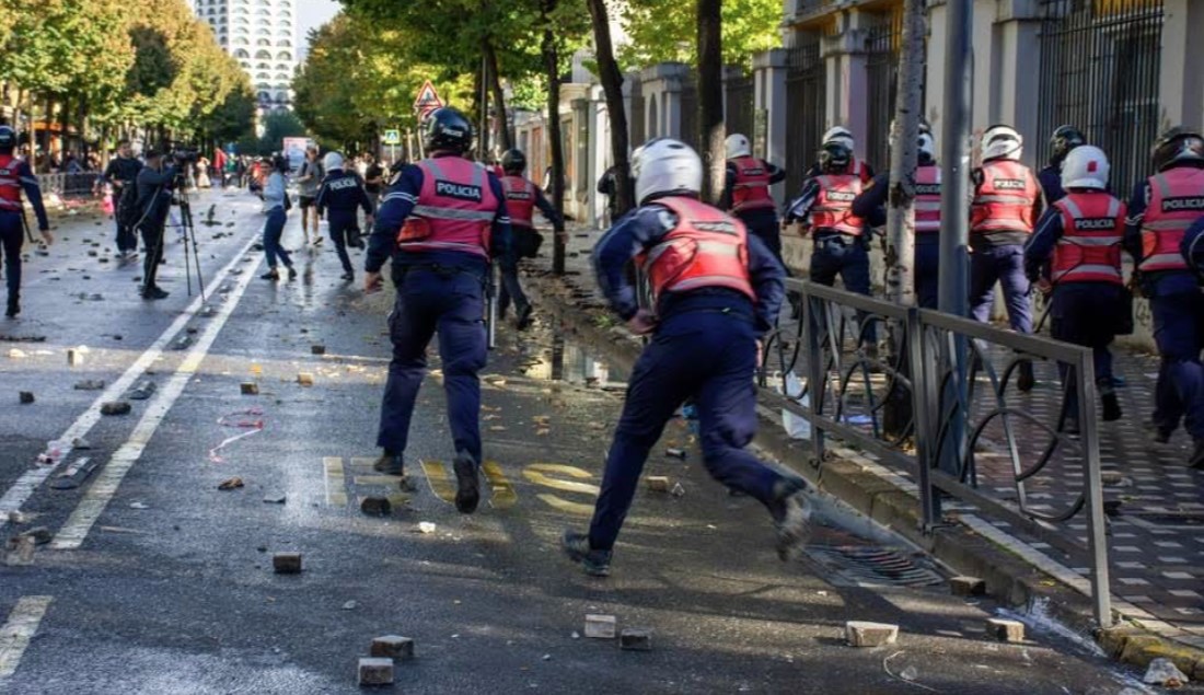 Dhuna e Policisë ndaj studentëve zgjon revoltë kombëtare