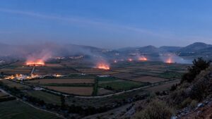 Djegia e fushave pas korrjes së misrit, tymi mbulon zonën dhe përhapet deri në Sarandë
