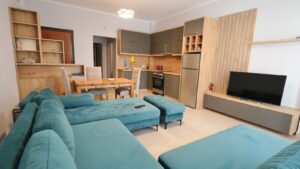 Shitet apartament 1+1 i mobiluar në lagjen Kodër, Sarandë. Çmimi 135,000 euro