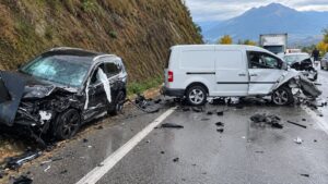 Aksident i rëndë, përplasen 3 automjete. Pesë të plagosur transportohen në spital