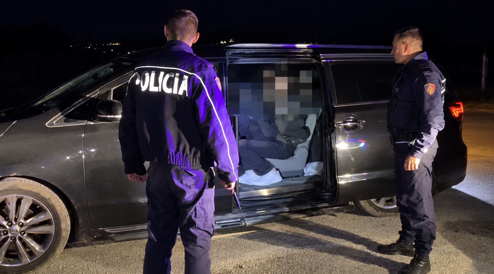 Kapet duke transportuar 21 emigrantë me destinacion Italinë, arrestohet 35-vjeçari