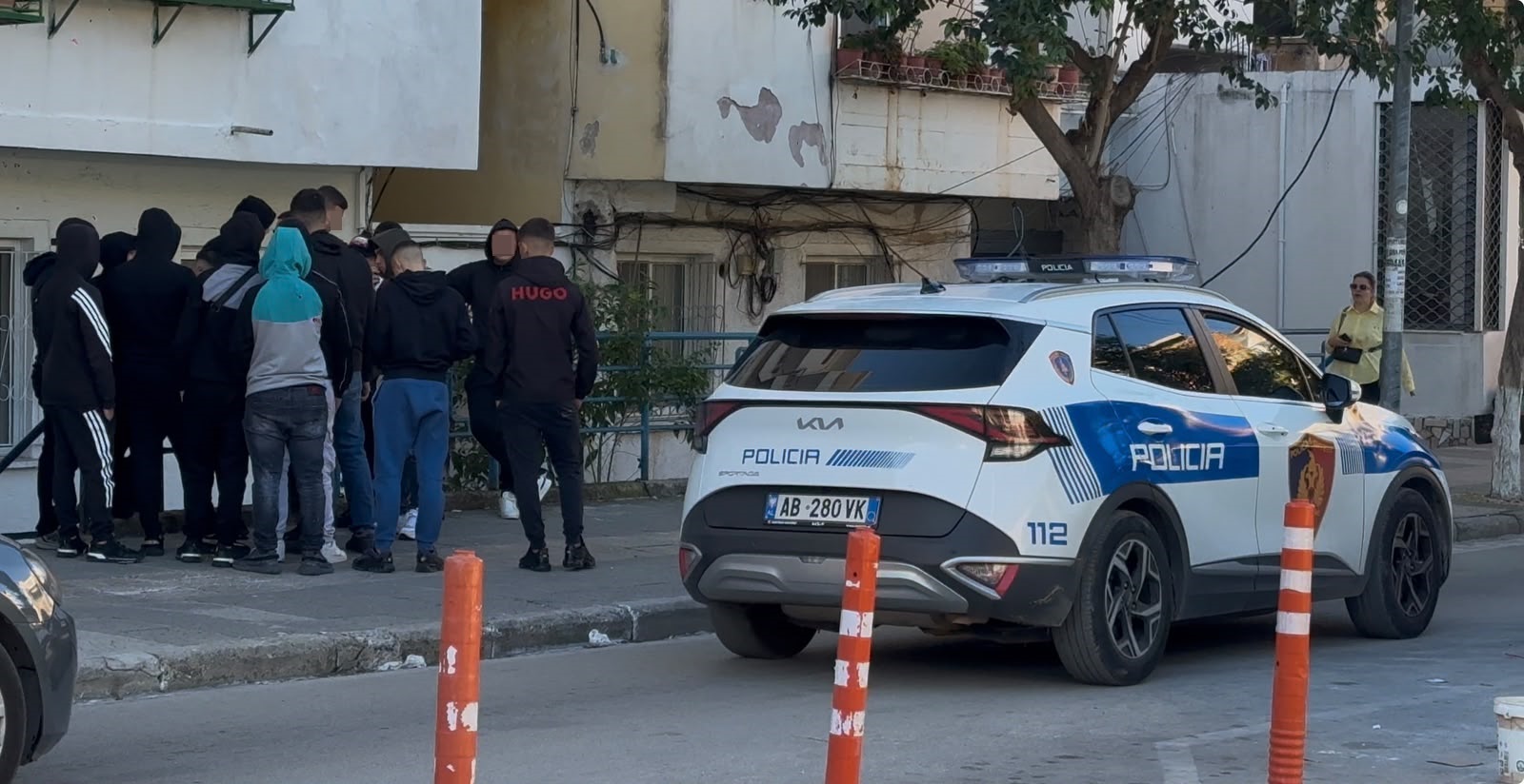 Nxënësit e “Hasan Tahsinit” bojkotojnë mësimin në Sarandë, thirrje bashkëmoshatarëve të bashkohen