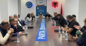 PD Sarandë mbledh Kryesinë për protestat në Tiranë, por hesht për problemet e qytetit të vet