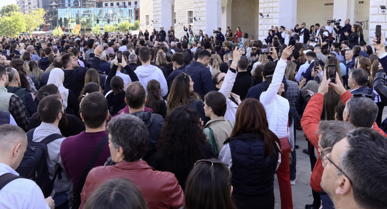 Pedagogët u bashkohen nxënësve dhe studentëve në protestë, ftojnë edhe prindërit të dalin në mbështetje