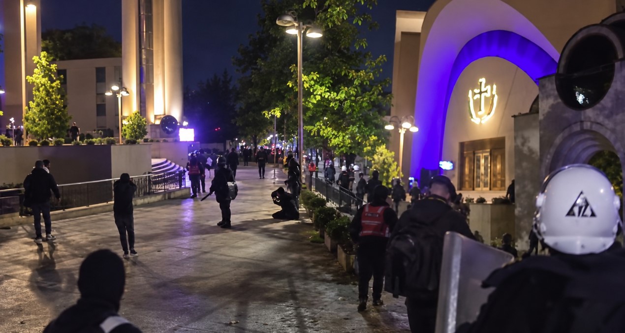 Policia dhunon protestuesit në oborrin e Katedrales, Kisha reagon: Respektoni vendet e shenjta