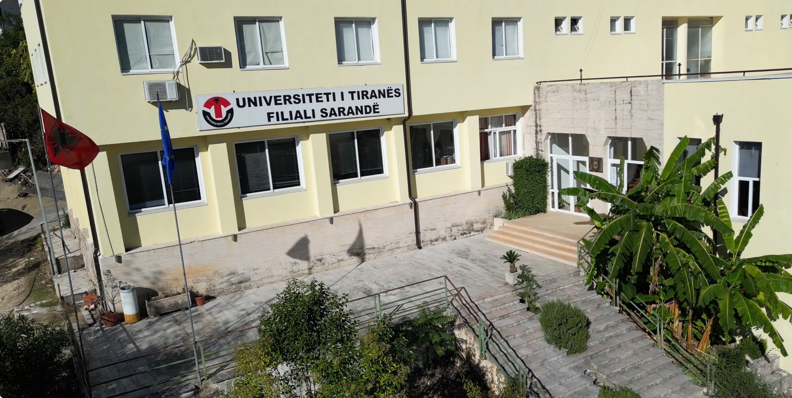 Tirana në bojkot dhe protestë, në Sarandë nxënësit dhe studentët vijojnë normalisht mësimin