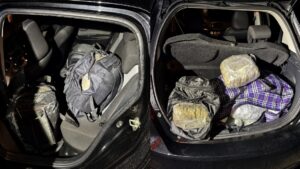 Sekuestrohen 36 kilogramë kanabis dhe para në dy makina ku udhëtonin tre persona