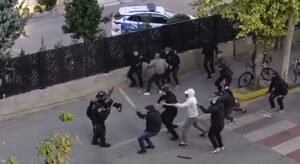 Skënder Hita reagon pas dhunës ndaj policëve nga protestuesit në dyert e Komisariatit