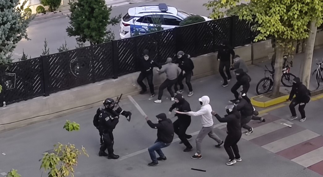 Skënder Hita reagon pas dhunës ndaj policëve nga protestuesit në dyert e Komisariatit