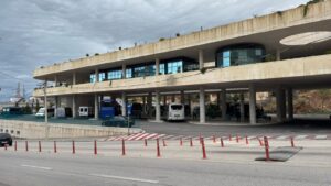 3 muaj nga inaugurimi i terminalit të autobusave në Sarandë, ujërat e shiut rrjedhin përmes spoteve të ndriçimit
