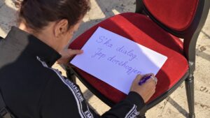 karriget, protestuesit i japin menjëherë përgjigjen