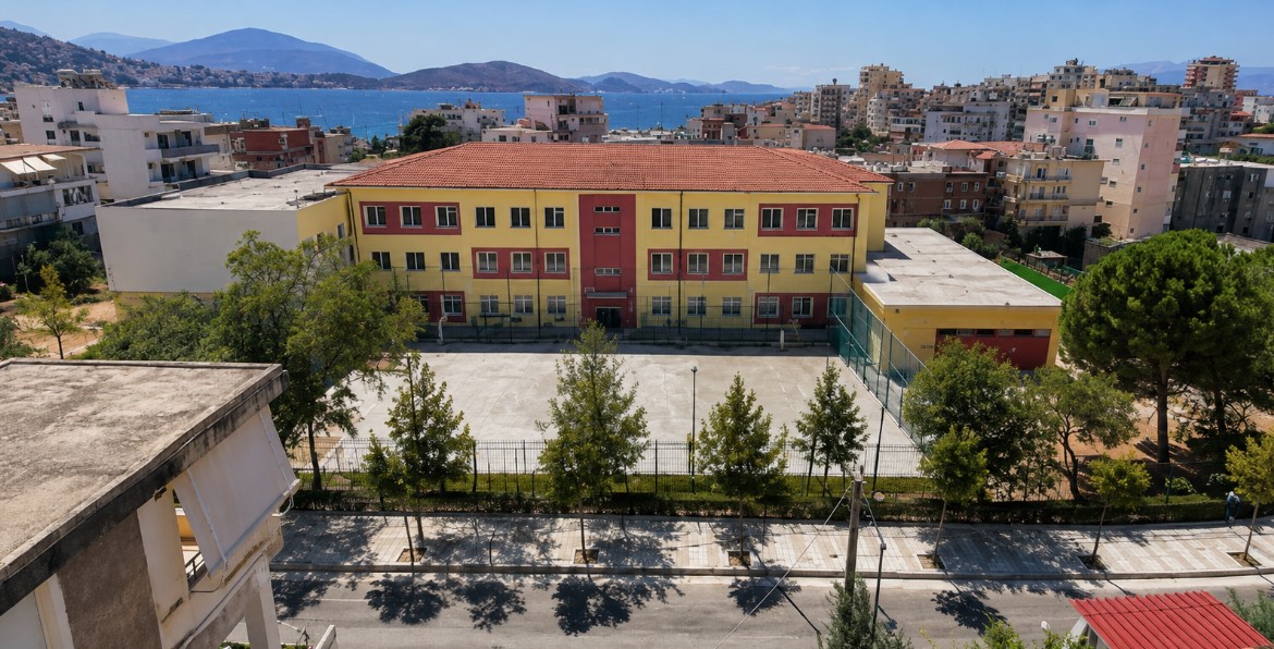 LAJM I MIRË/ Qytetarët në Sarandë reagojnë, kundërshtojnë parkingun në territorin e gjimnazit